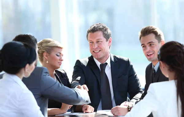 Begreppet partnerskap - handskakningen av affärspartners — Stockfoto