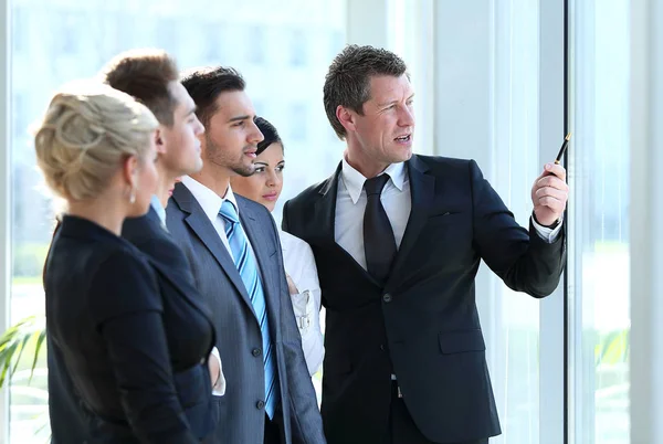 Groep van succesvolle zakenmensen op zoek naar vertrouwen — Stockfoto