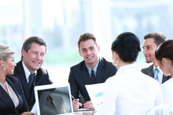 Uomini d'affari che lavorano intorno al tavolo in ufficio moderno — Foto Stock