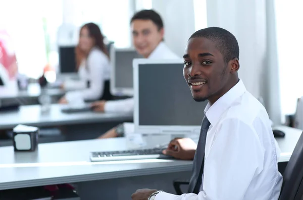 Collega's werken in zonnig kantoor. Succesvolle business team — Stockfoto