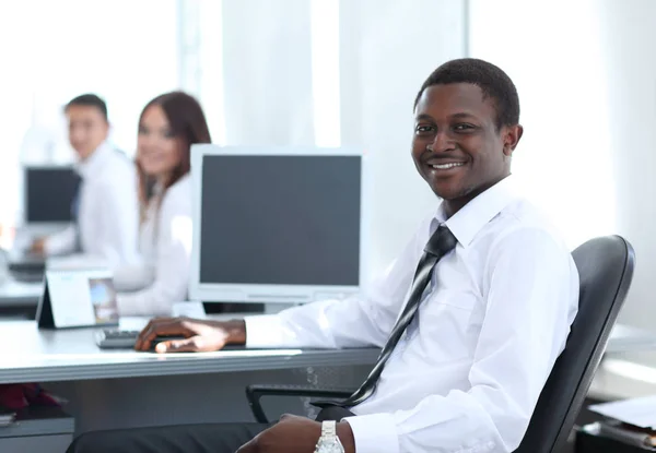 Retrato de empresario afro-americano feliz con colegas wo — Foto de Stock