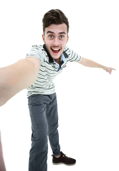 Retrato de un alegre hombre casual tomando selfie — Foto de Stock