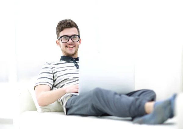 Joven usando su portátil, de cerca — Foto de Stock