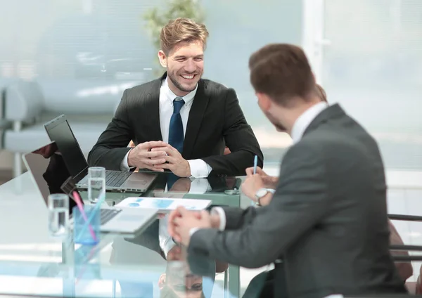 Gruppo di lavoro di successo che lavora in ufficio — Foto Stock