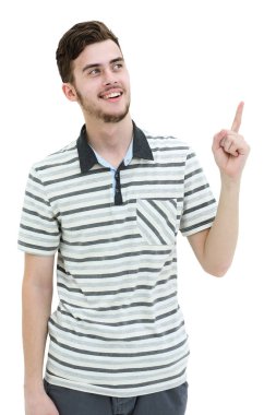 Genç adam bir şey parmağıyla işaret