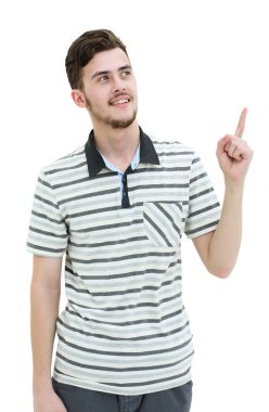 Genç adam bir şey parmağıyla işaret