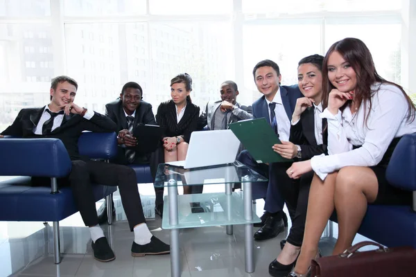 Medarbetare som arbetar på soliga kontor. Framgångsrika team — Stockfoto