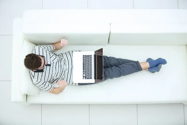 Jovem usando seu laptop, de perto — Fotografia de Stock