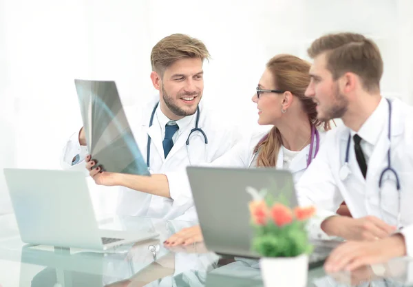 Ritratto di felice gruppo fiducioso di medici che lavorano al medi — Foto Stock