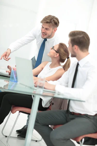 Proceso de trabajo. Equipo de negocios discutiendo juntos plan de negocios — Foto de Stock