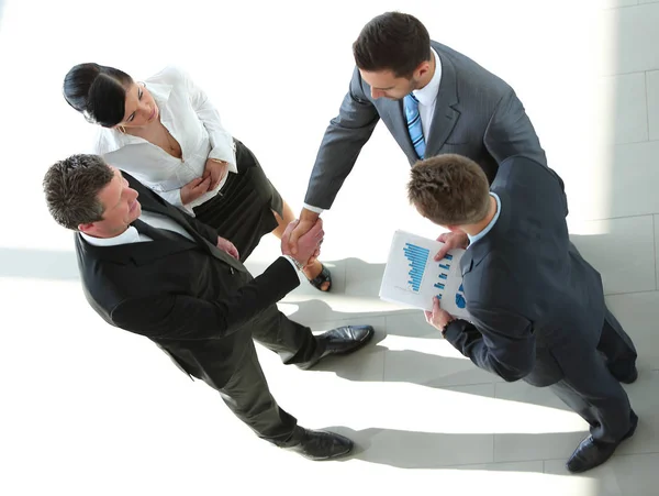 Mensen uit het bedrijfsleven een deal sluiten en handshaking op kantoor — Stockfoto