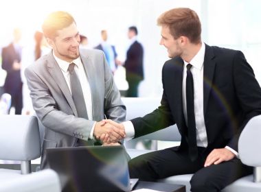 İş ekibi planlarını tartışıyor.