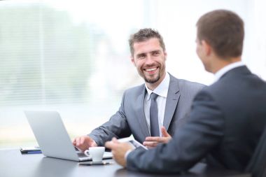 İş görüşmeleri. Ofiste konuşmak iki arkadaşları.