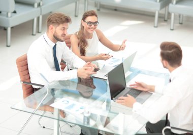 Çalışma süreci. Birlikte iş planı tartışırken iş takım