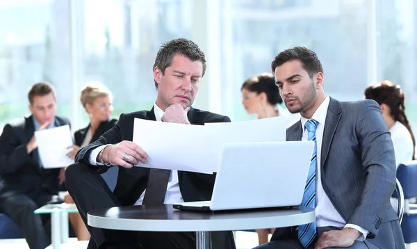 Framgångsrika affärsmän sitter på kontor och planeringsarbete — Stockfoto