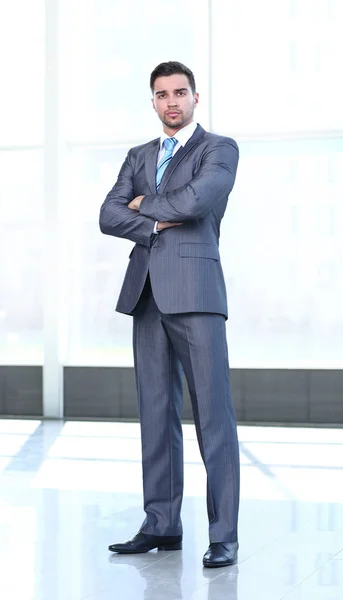 組んだ腕を持つ成熟したビジネスの成功男の完全な長さ — ストック写真