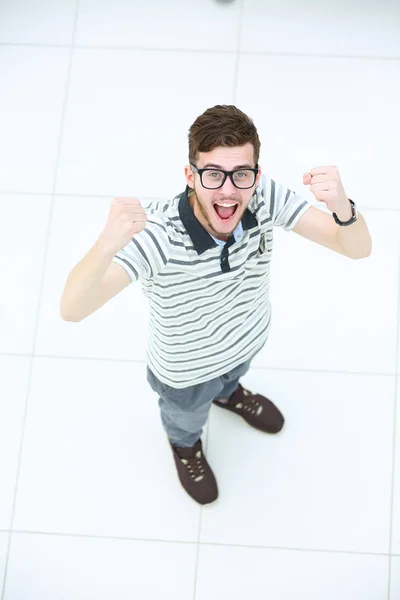 Visa från ovan av en ung spännande man som bär glasögon — Stockfoto