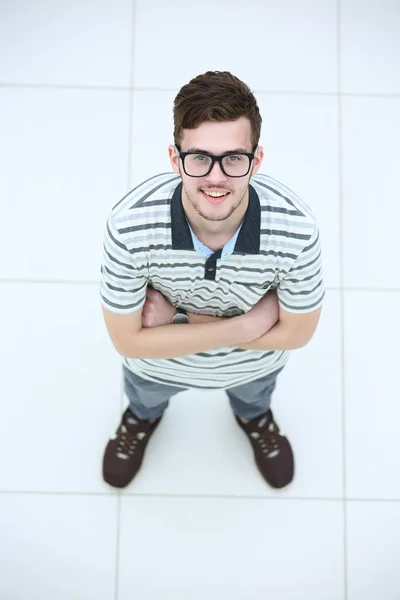 Θέα από ψηλά ένας χαμογελαστός νεαρός φορώντας γυαλιά — Φωτογραφία Αρχείου