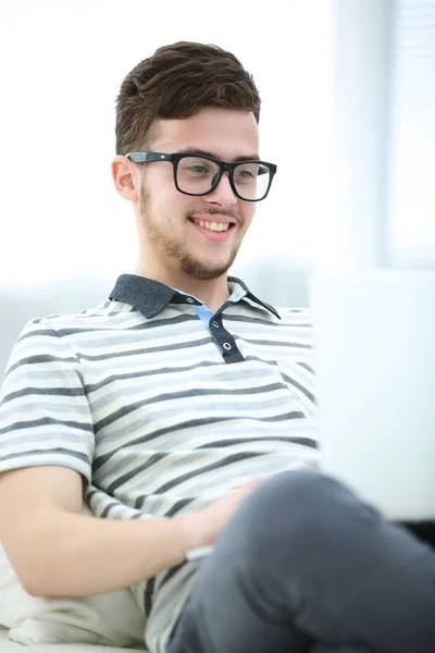 Joven usando su portátil, de cerca —  Fotos de Stock