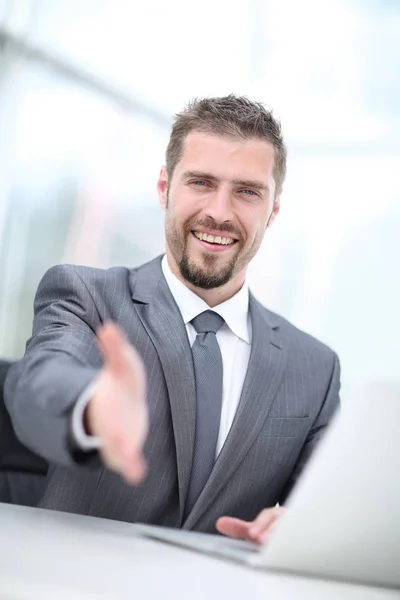 Glada affärsman presenterade sig höll ut sin hand i — Stockfoto