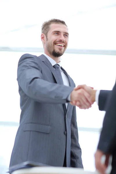 Close up photo of the smiling business men shaking hands — Stock Photo, Image