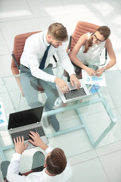 Proceso de trabajo. Equipo de negocios discutiendo juntos plan de negocios —  Fotos de Stock