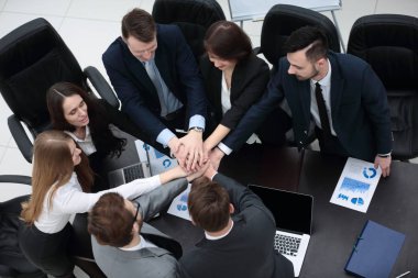 iş takım birlikte masada sıktı elleri ile