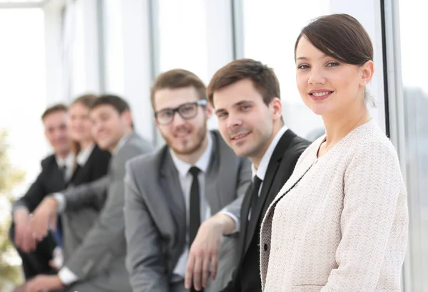 Kvinna Manager och grupp affärsmän i office — Stockfoto