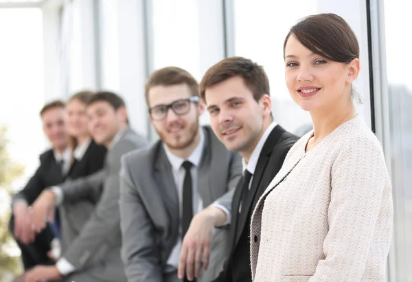 Mujer gerente y gente de negocios de grupo en la oficina — Foto de Stock