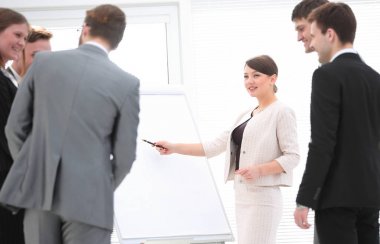 iş kadını yeni bir pazarlama proje sunumu yapar