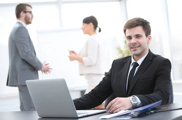 Empresário de sucesso sentado na mesa no escritório — Fotografia de Stock