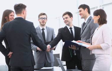 iş toplantısında önce karşılıklı iş ortaklarının