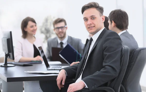 Equipe de negócios com um gerente sênior em primeiro plano — Fotografia de Stock