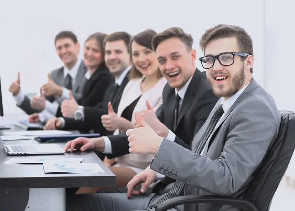 Business team met duimen omhoog zittend op zijn Bureau — Stockfoto