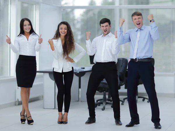 Retrato de un equipo empresarial triunfante —  Fotos de Stock