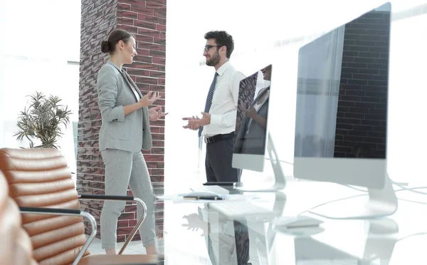 Mitarbeiter reden im modernen Büro — Stockfoto