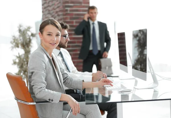 Portrait d'une femme d'affaires confiante dans son bureau — Photo