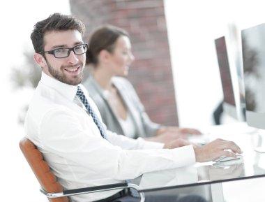 Bulanık arkaplan ofisindeki iş adamı