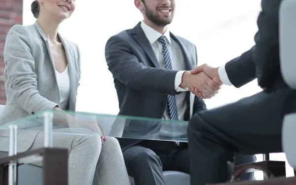 Handshake parceiros de negócios no escritório — Fotografia de Stock