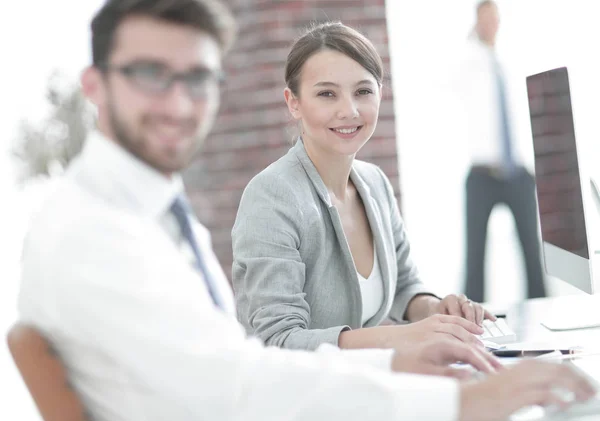 Nahaufnahme. Geschäftsfrau mit seinem Assistenten — Stockfoto