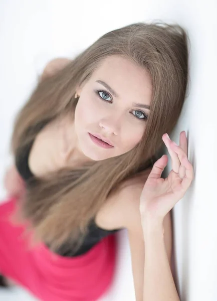 Professioneel model meisje in de rode jurk — Stockfoto