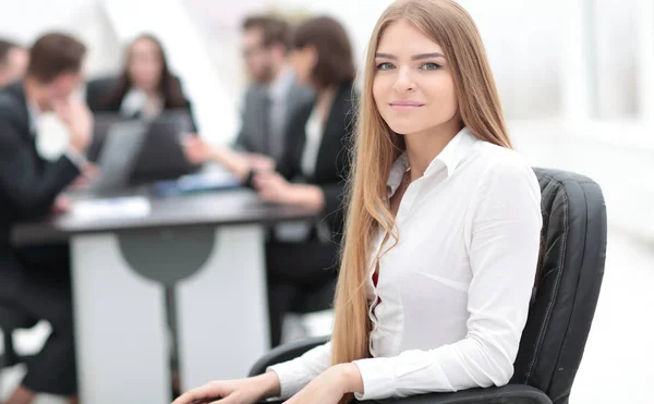 Młoda kobieta biznesu w biurze — Zdjęcie stockowe