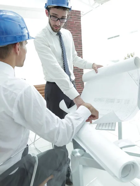 Arquiteto e engenheiro, considerando um projeto de construção — Fotografia de Stock