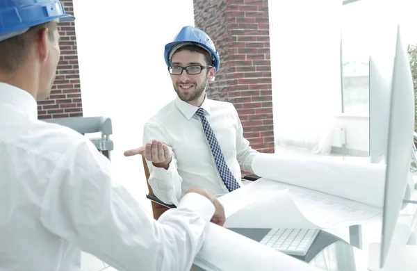 Arquitecto e ingeniero, considerando un proyecto de construcción — Foto de Stock