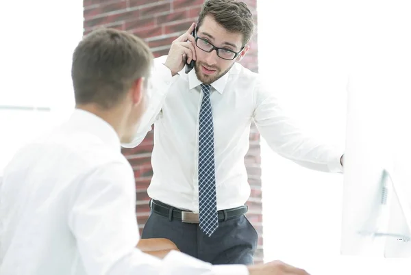 Empresário confiante resolve problemas de trabalho — Fotografia de Stock