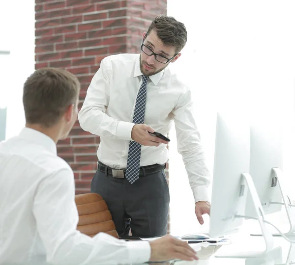 Affärsman beslutar att arbeta problem — Stockfoto