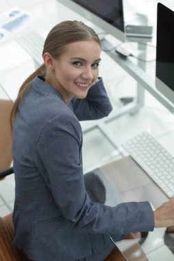 kadın para yöneticisi onun çalışma alanı üzerinde oturan