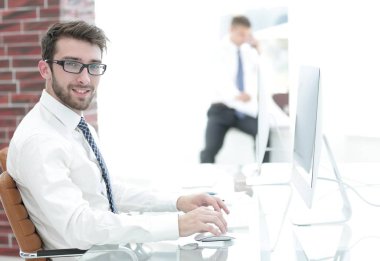 Bulanık arka plandaki başarılı iş adamı