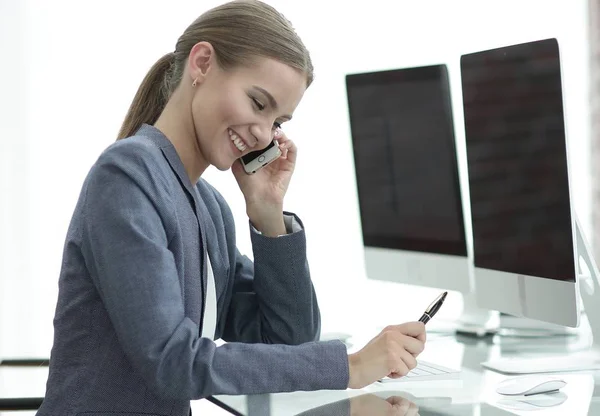 Biznes kobieta rozmawia na smartfonie — Zdjęcie stockowe