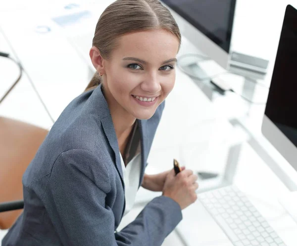 genç iş kadını mali belgeleriyle çalışma